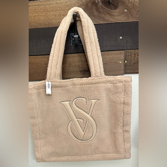 VICTORIA'S SECRET
Fleece TOTE - Picture 1 of 5
